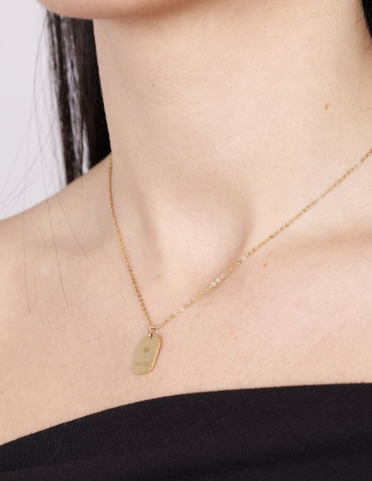 COLLAR GRABADO PLACA PEQUEÑA CON DISEÑO CORAZÓN