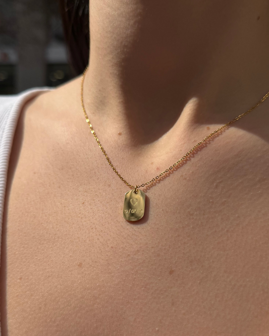 COLLAR GRABADO PLACA PEQUEÑA CON DISEÑO CORAZÓN