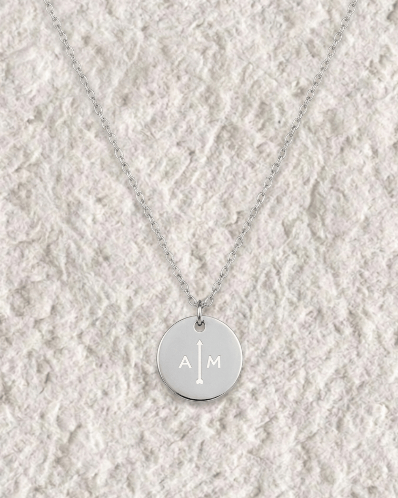 COLLAR MEDALLA CON DISEÑO FLECHA