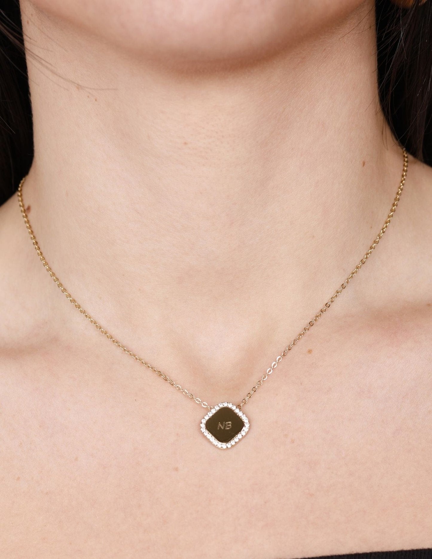Rhombus necklace with engraved cubic zirconia