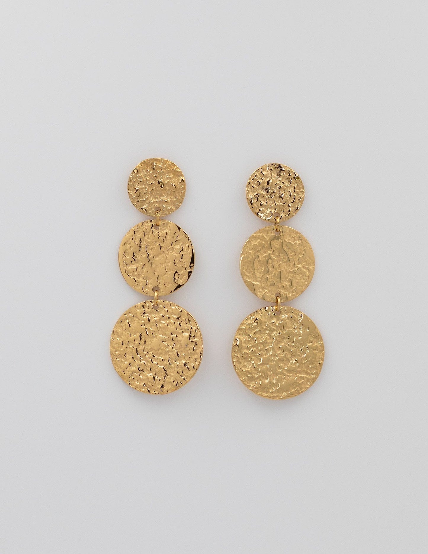 pendientes dorados con 3 medallas de diferentes tamaños rellenos con textura rugosa.