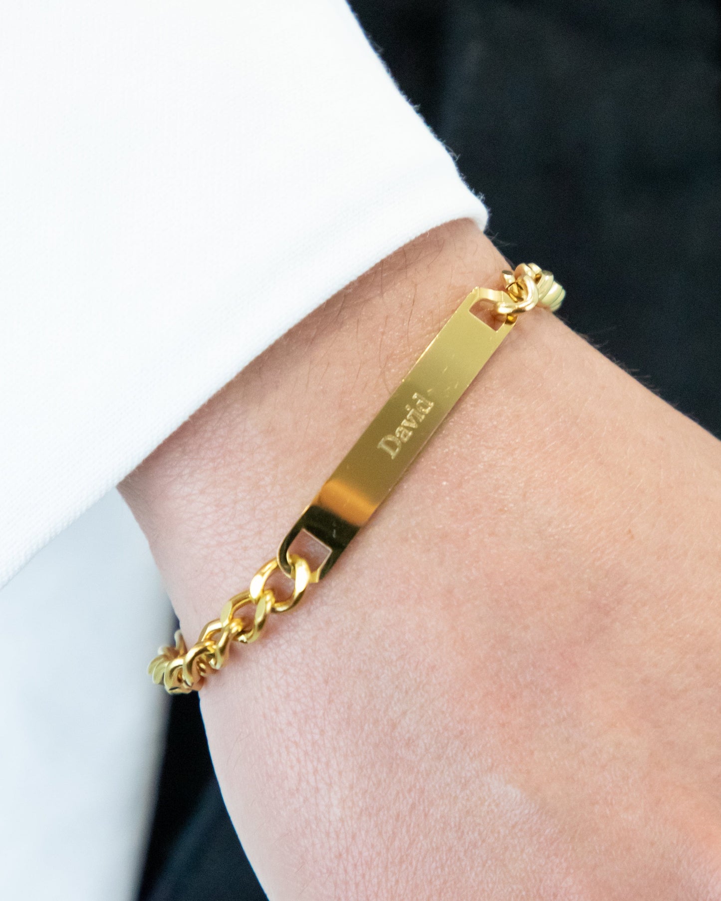 ESCLAVA HOMBRE DORADA DE ESLABONES GRABADA