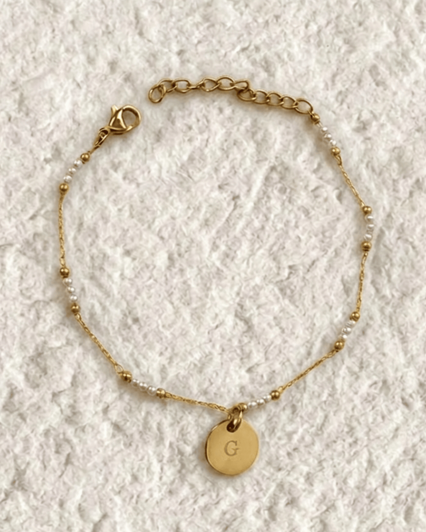 PULSERA PERLAS PEQUEÑAS CON MEDALLA GRABADA