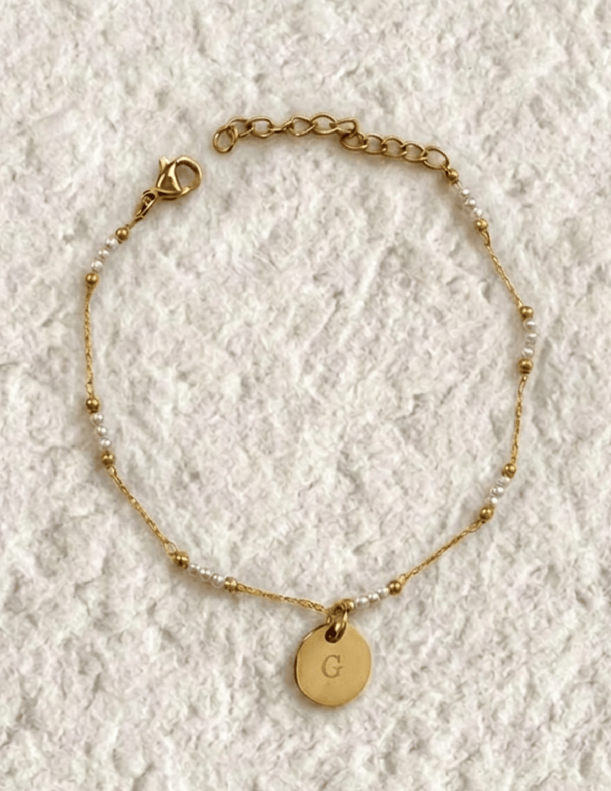 SMALL PEARL BRACELET WITH ENGRAVED MEDAL