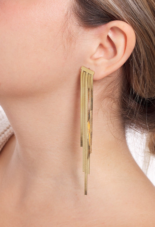 Pendientes dorados y largos: inspiración chic para el Verano 2025 (elegantes y versátiles)