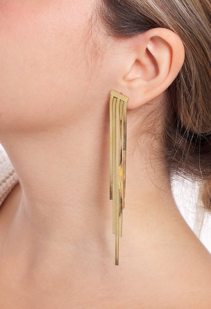 Pendientes dorados y largos: inspiración chic para el Verano 2025 (elegantes y versátiles)