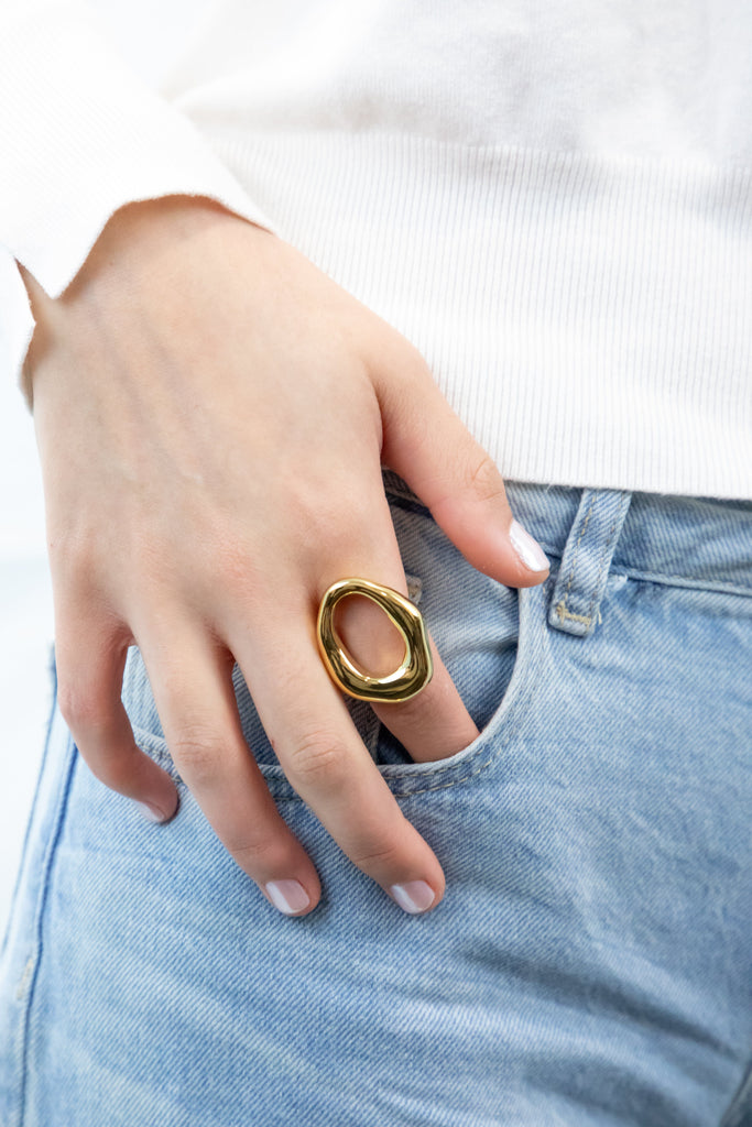 Anillo grande con círculo abstracto 