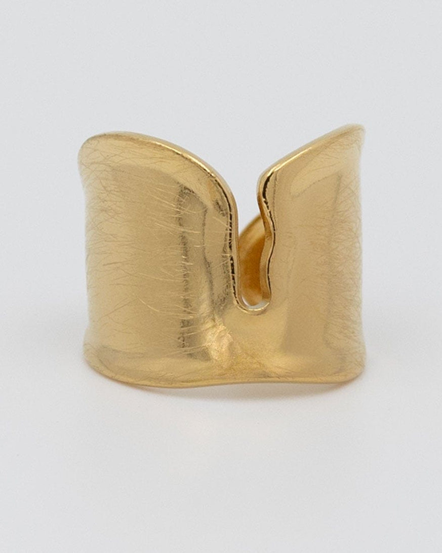 es un anillo ajustable de color doradoque parece fundido por en medio y tiene rallados naturales