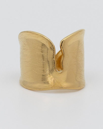 es un anillo ajustable de color doradoque parece fundido por en medio y tiene rallados naturales