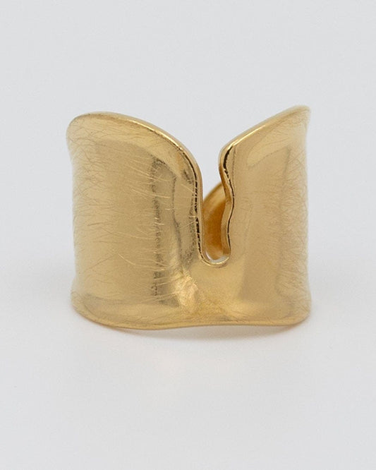 es un anillo ajustable de color doradoque parece fundido por en medio y tiene rallados naturales