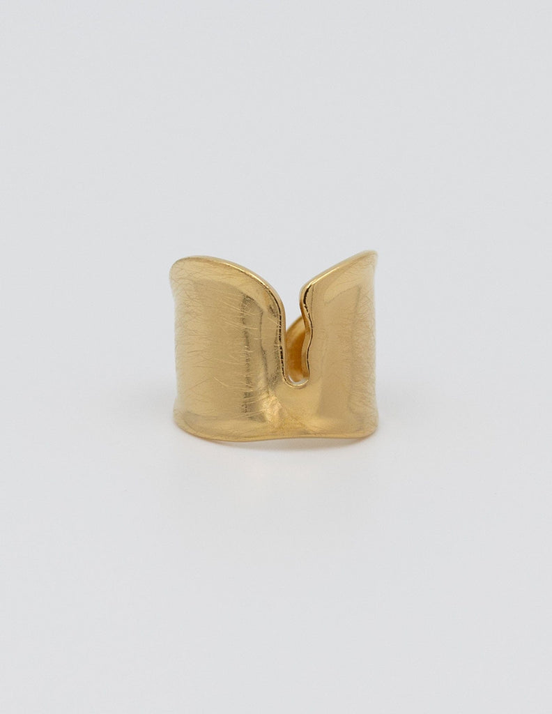 es un anillo ajustable de color doradoque parece fundido por en medio y tiene rallados naturales