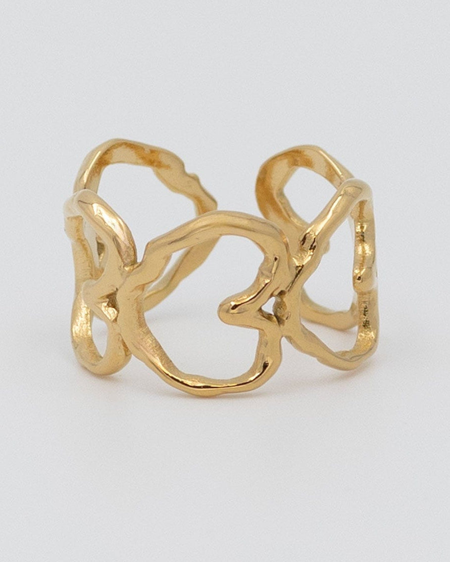 anillo dorado formado por cinco corazones huecos o abiertos, es ajustable a cualquier dedo, y tiene un diseño irregular