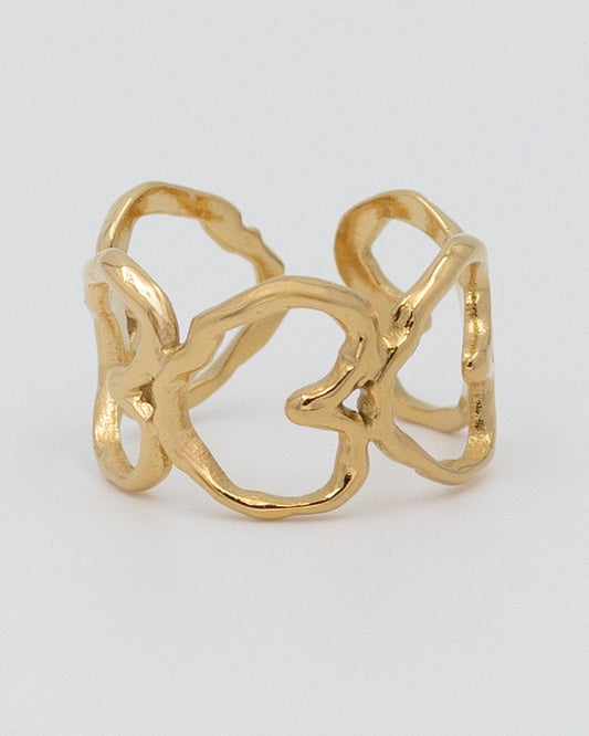 anillo dorado formado por cinco corazones huecos o abiertos, es ajustable a cualquier dedo, y tiene un diseño irregular