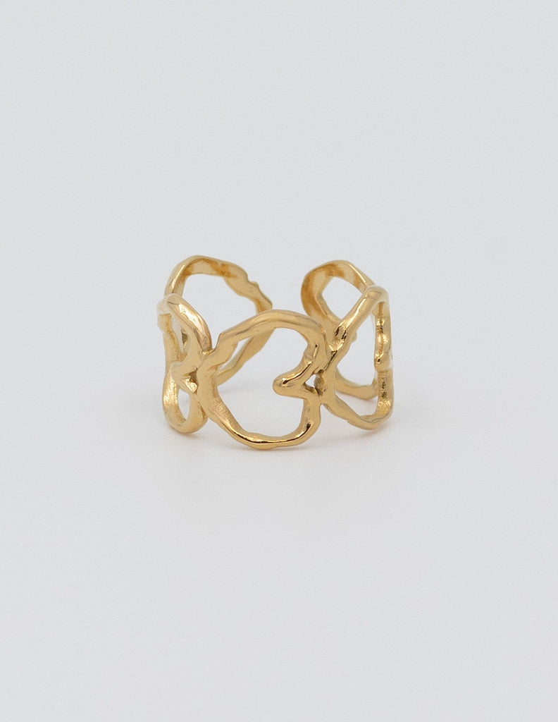 anillo dorado formado por cinco corazones huecos o abiertos, es ajustable a cualquier dedo, y tiene un diseño irregular