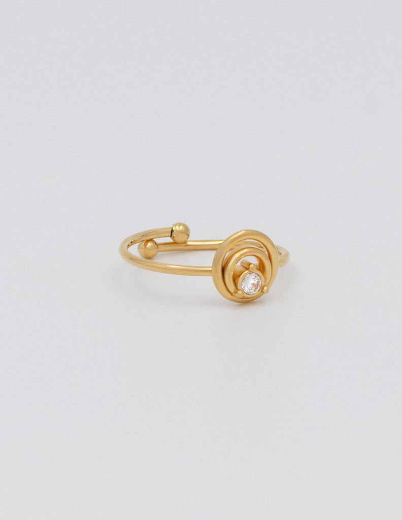 anillo fino ajustable dorado con una circonita central, que lo rodea unos círculos. 