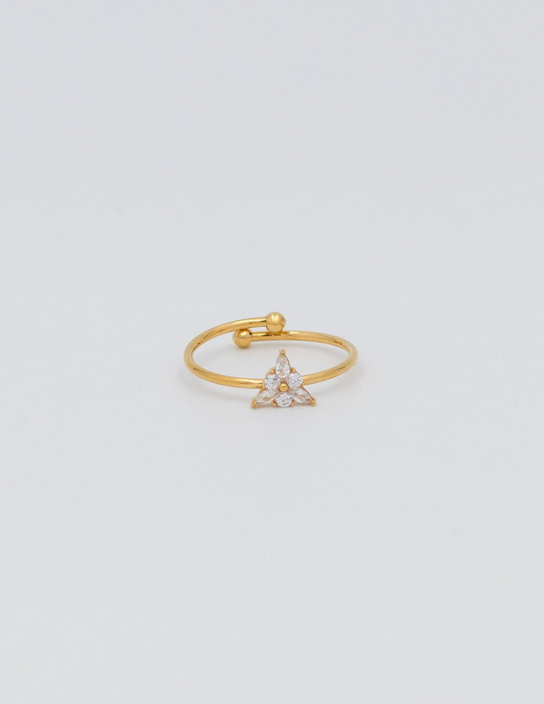 anillo fino dorado con un triángulo brillante en el centro