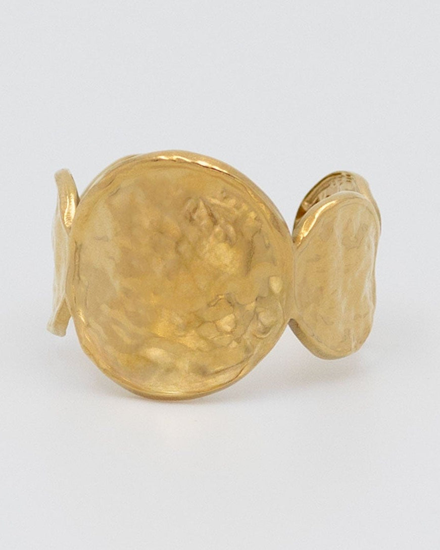 anillo dorado con medallas , en el centro uno más grande de acero inoxidable