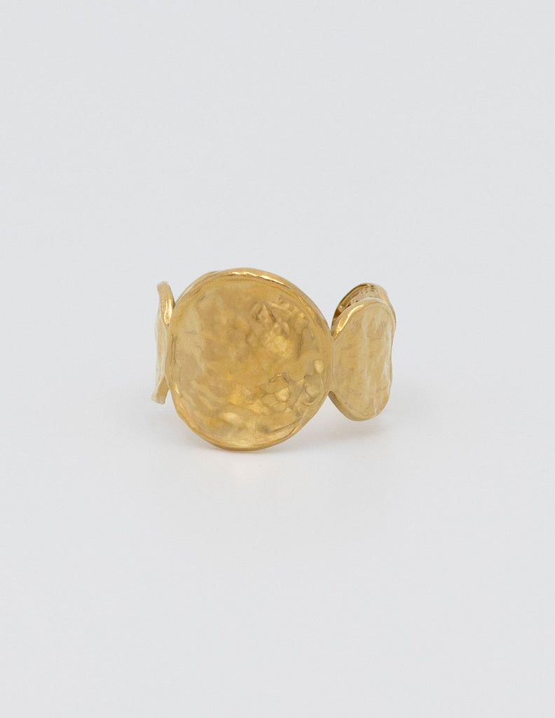 anillo dorado con medallas , en el centro uno más grande de acero inoxidable
