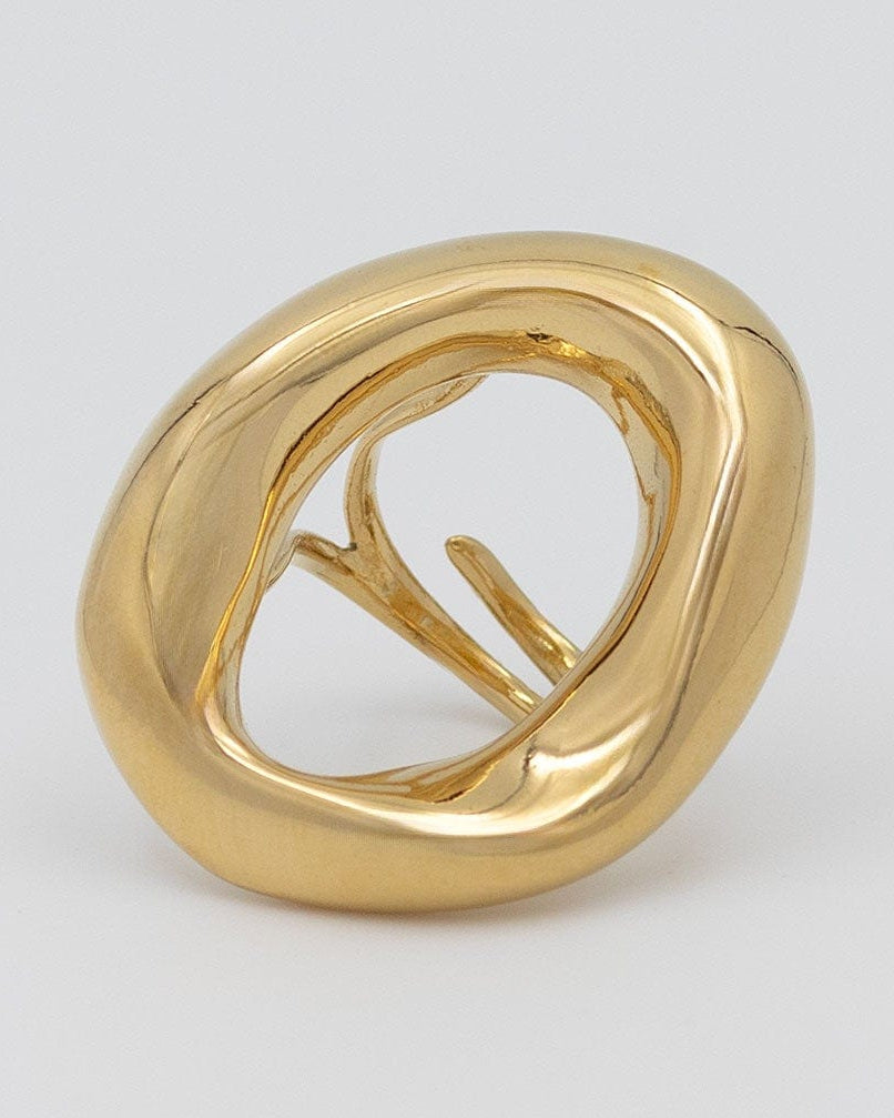 anillo dorado brillante con un circulo hueco irregular . 