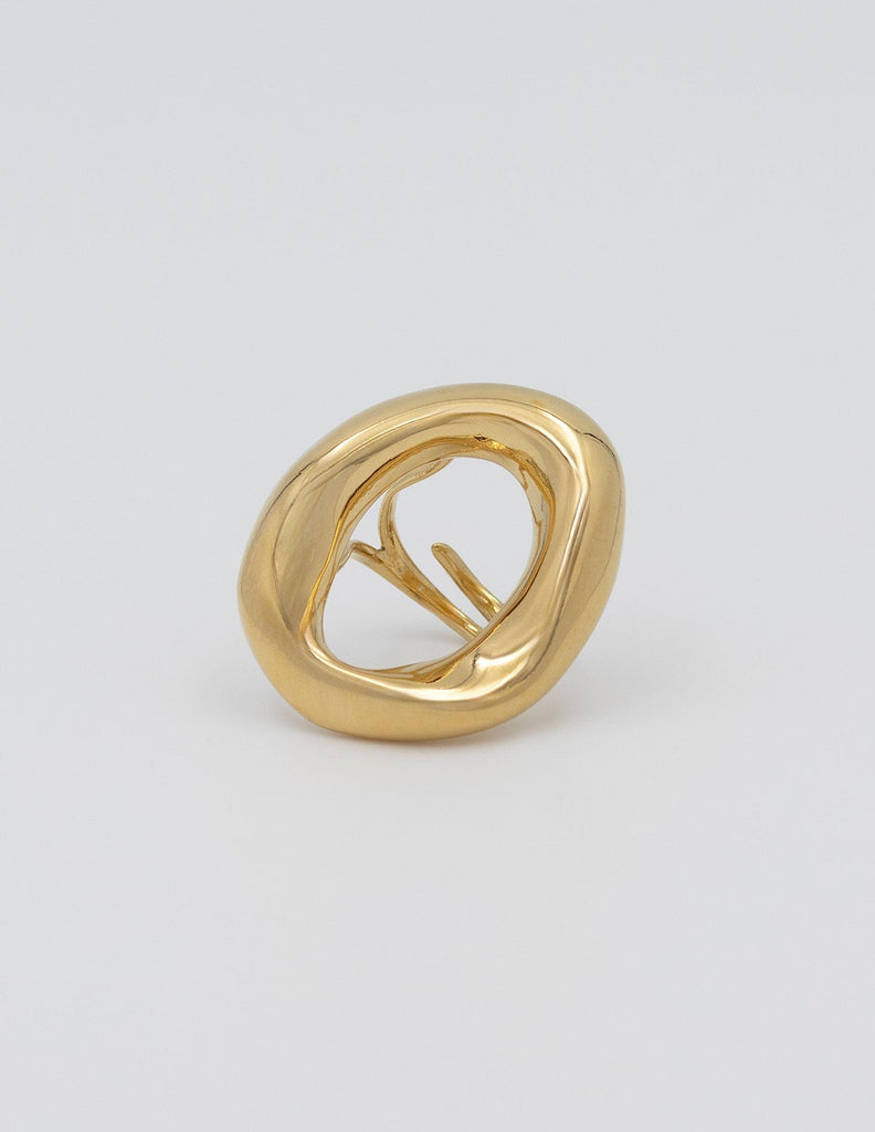 anillo dorado brillante con un circulo hueco irregular . 