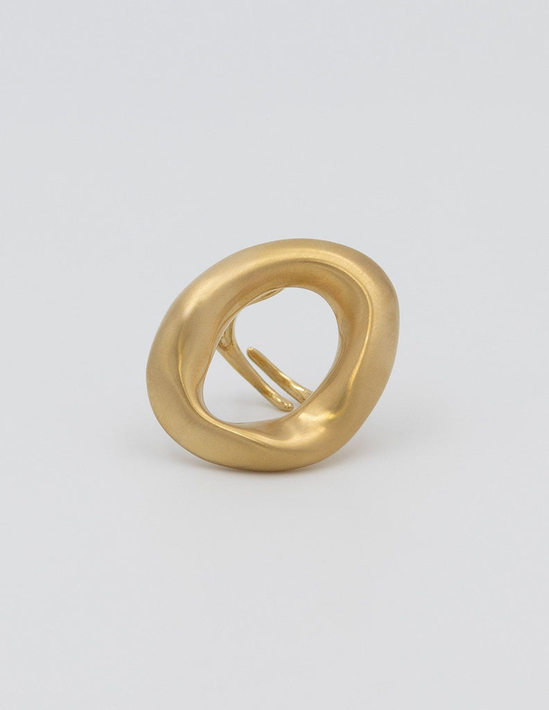 anillo dorado mate con uhh grande circulo irregular y hueco por dentro