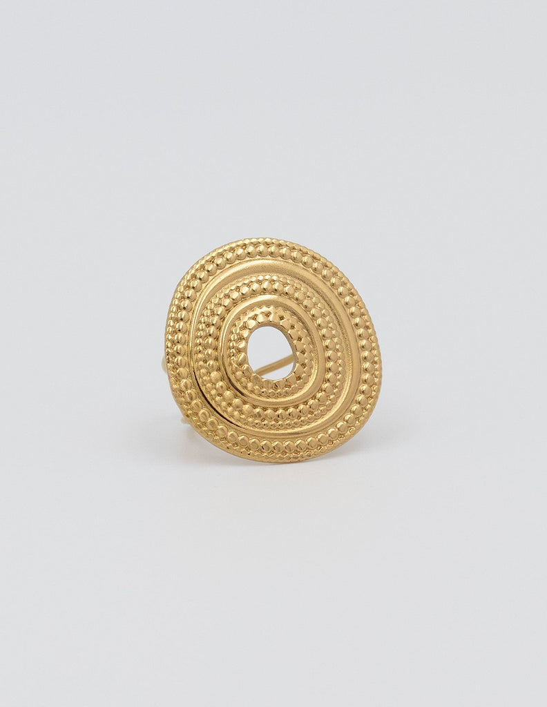 anillo ajustable ovalado en forma circular con relieve en acero dorado