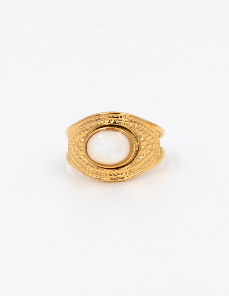 Anillo dorado con piedra luna blanca ovalada