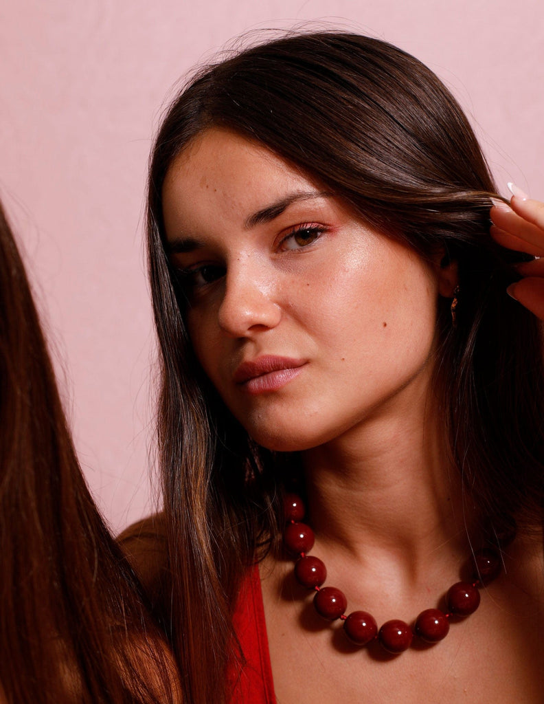 COLLAR BOLAS RESINA GRANATE