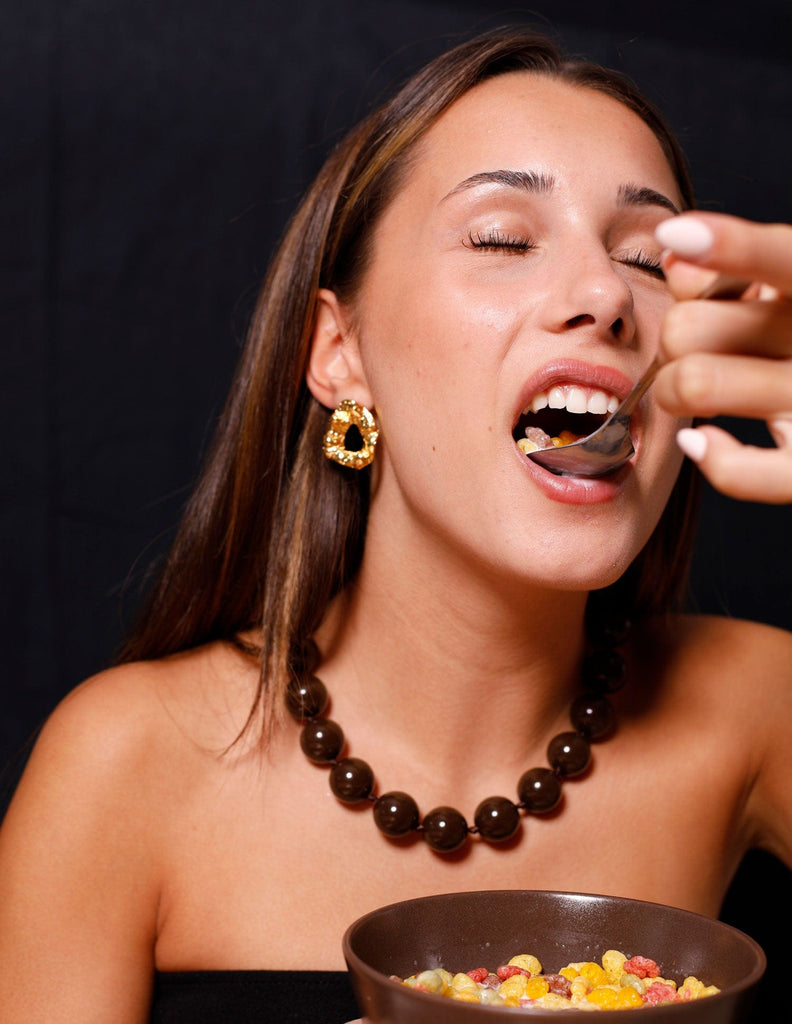 COLLAR BOLAS RESINA MARRÓN