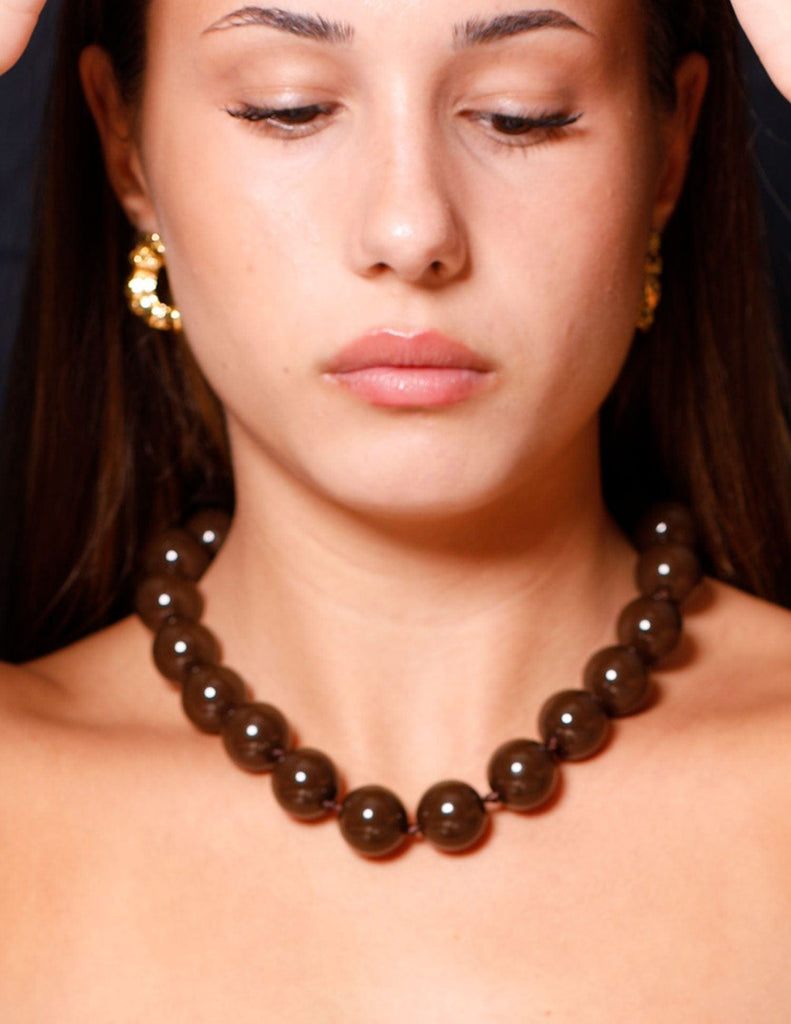 COLLAR BOLAS RESINA MARRÓN