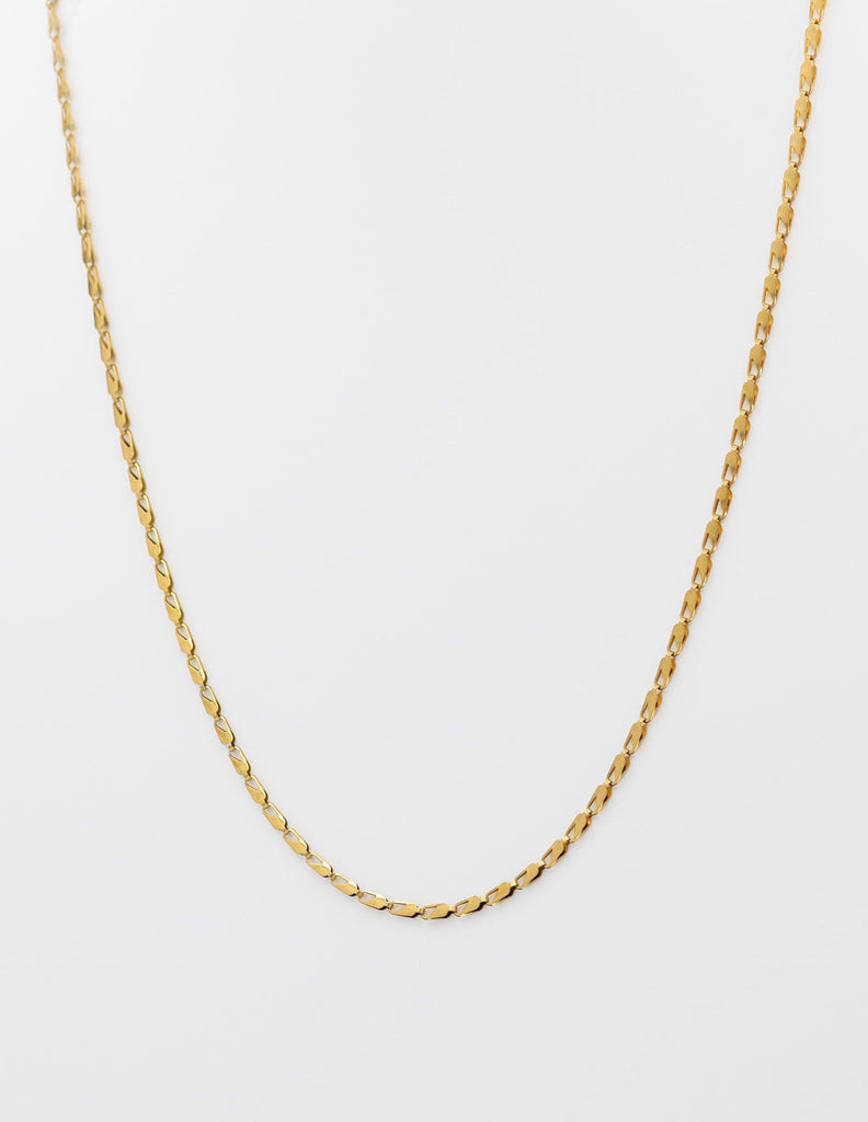 collar fino diseñado con ganchos dorado