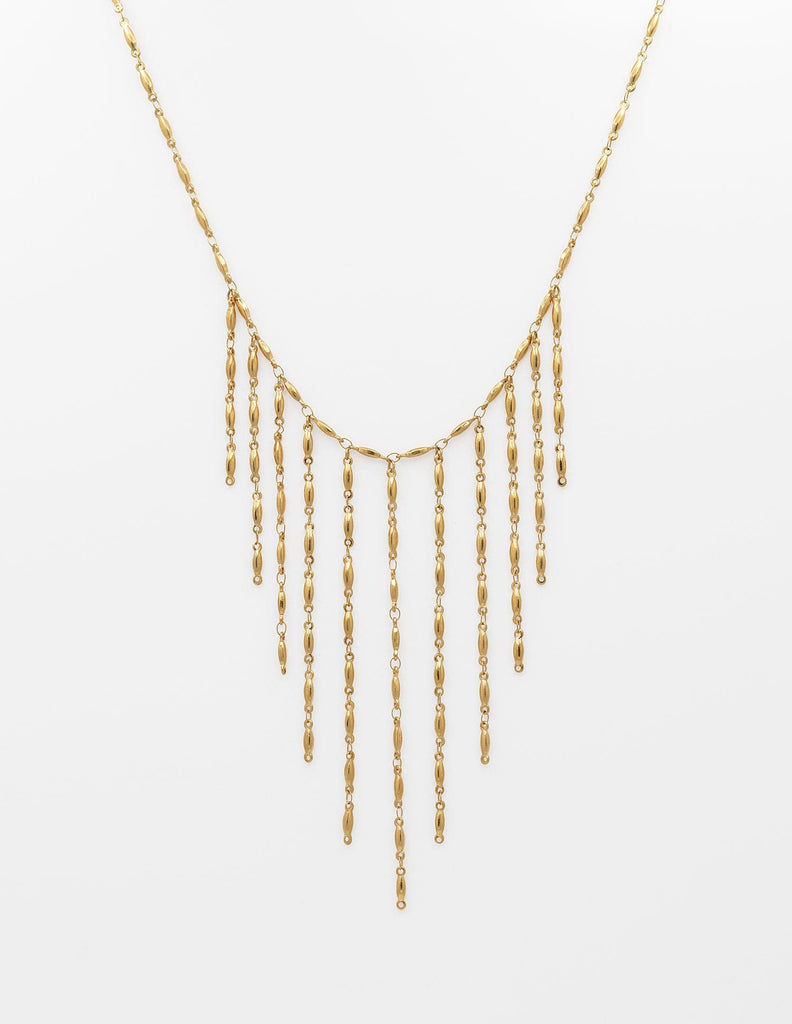 un collar tipo chócker en acero dorado que le cuelgan tiras dorados tipo flecos