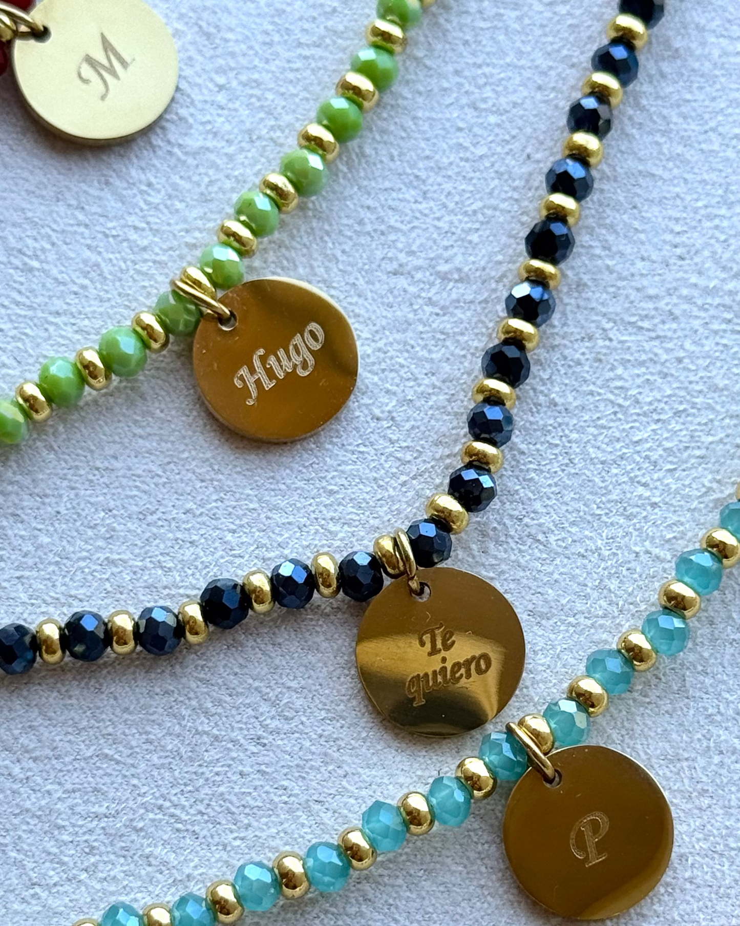 COLLAR DE COLORES CON MEDALLA GRABADA