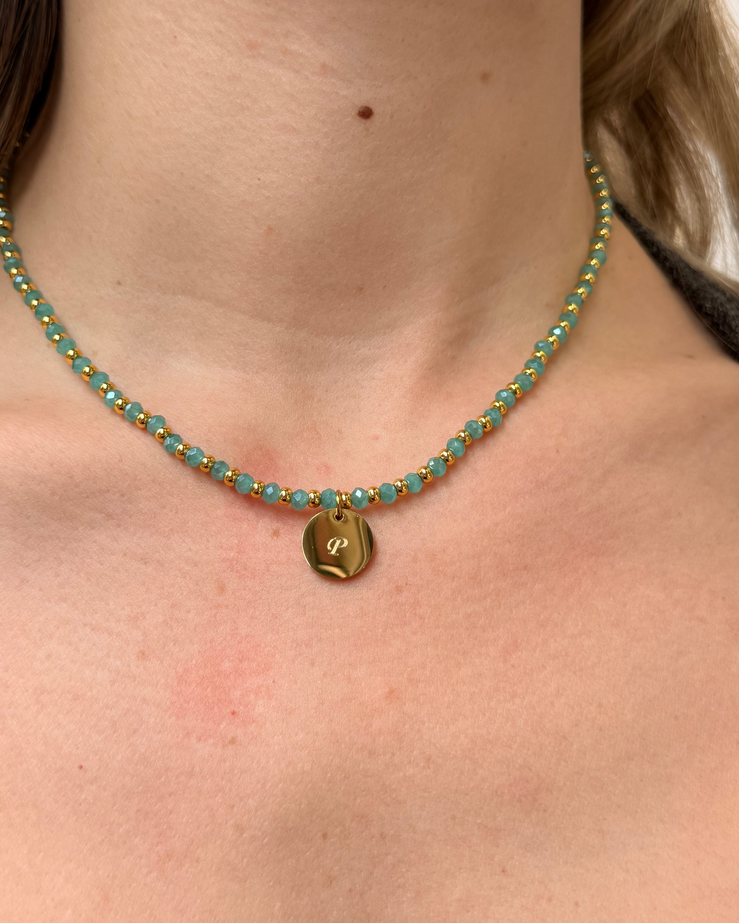 COLLAR DE COLORES CON MEDALLA GRABADA