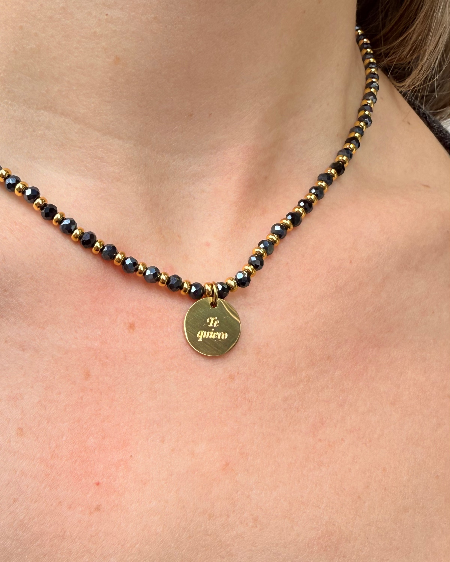 COLLAR DE COLORES CON MEDALLA GRABADA