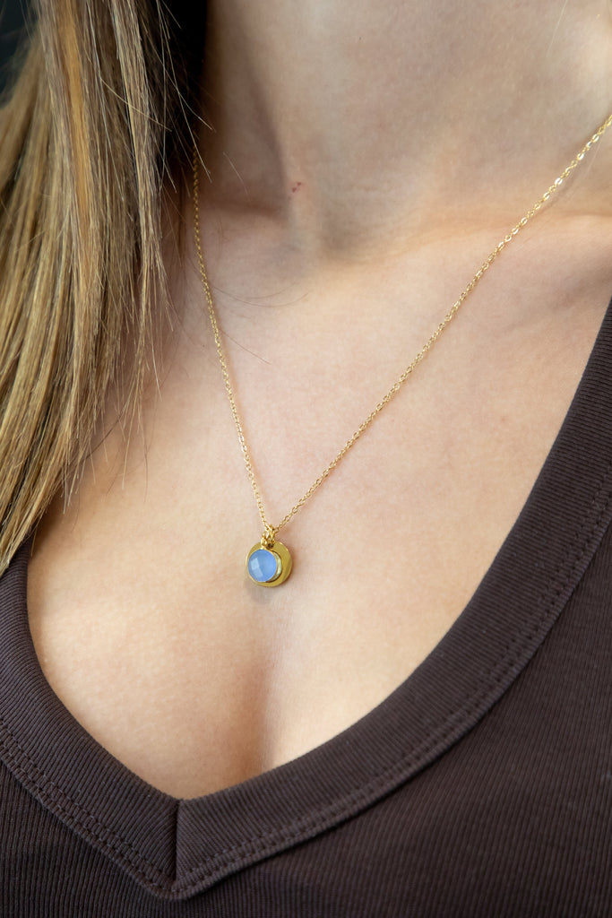 Collar con piedra natural y medalla