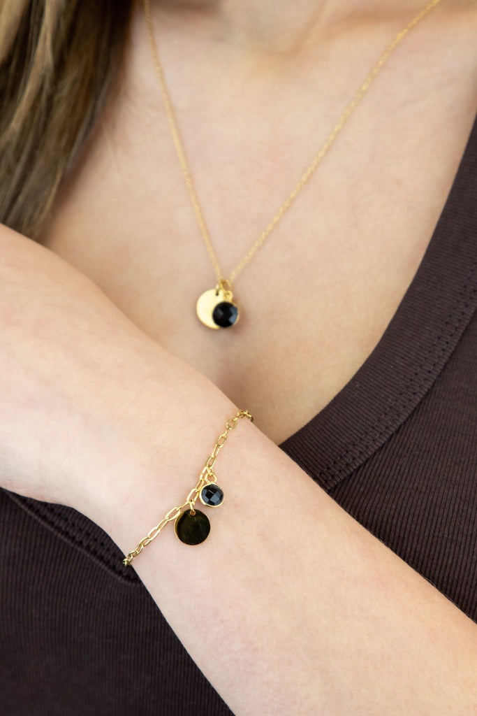 Collar con piedra natural y medalla