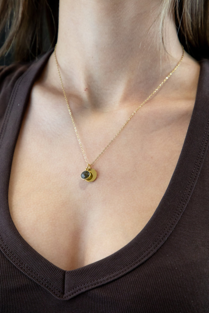 Collar con piedra natural y medalla