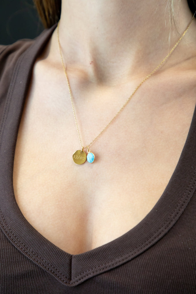 Collar con piedra natural y medalla