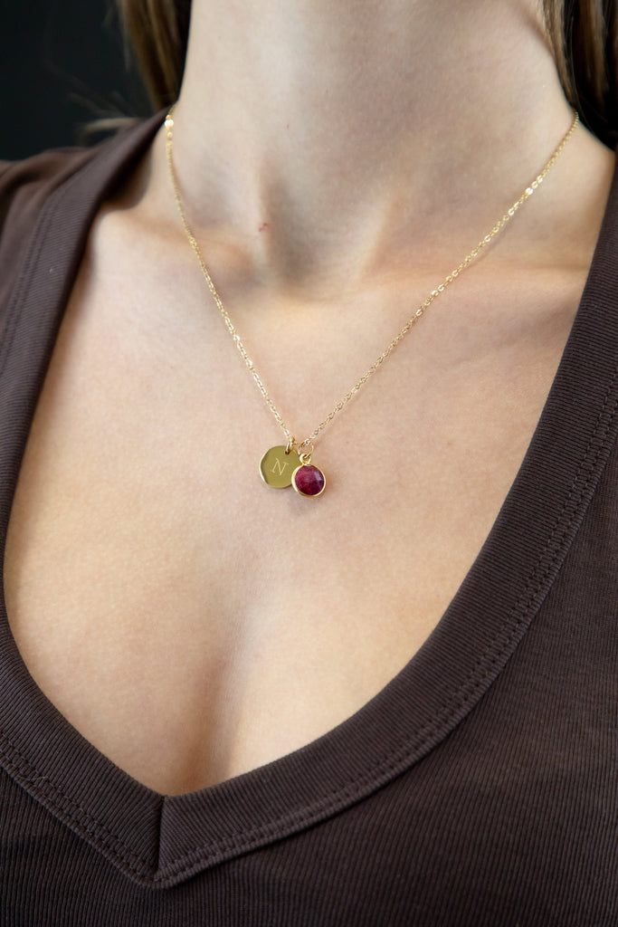 Collar con piedra natural y medalla