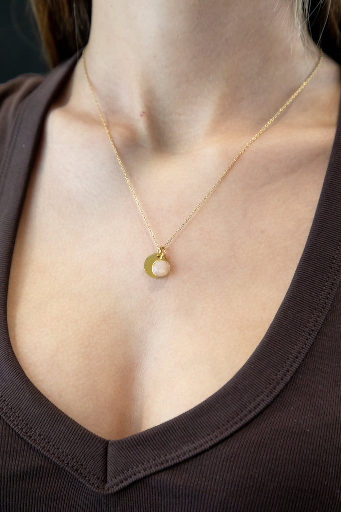 Collar con piedra natural y medalla