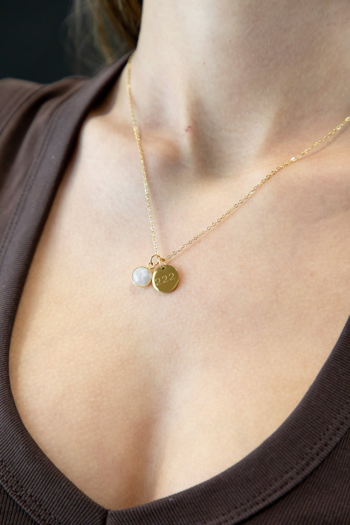Collar con piedra natural y medalla