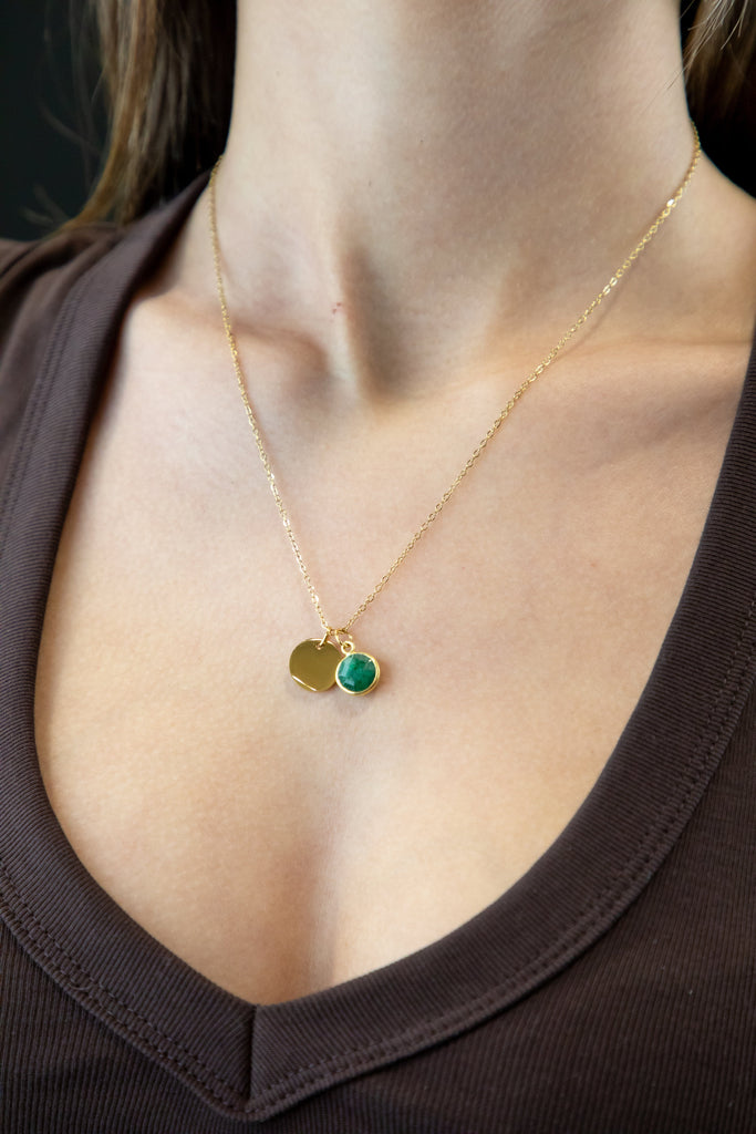 Collar con piedra natural y medalla