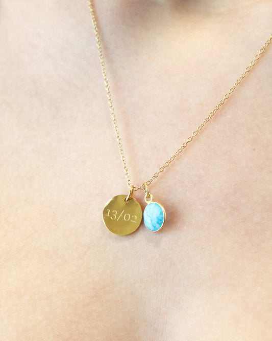 collar con medalla grabada y char de piedra turquesa 