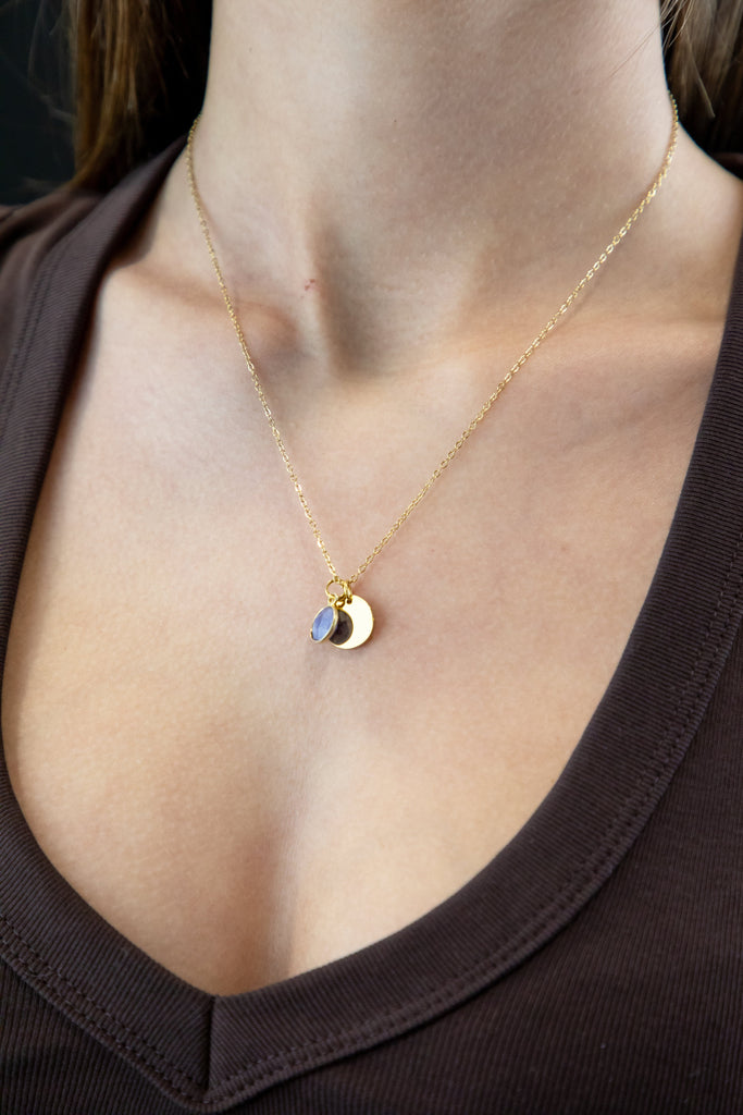 Collar con piedra natural y medalla