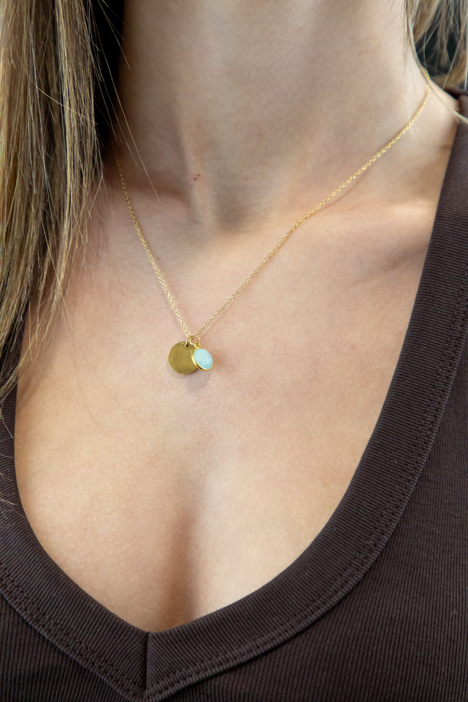 Collar con piedra natural y medalla
