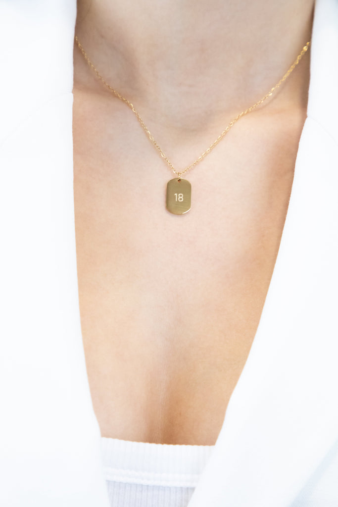 Collar con placa pequeña personalizada