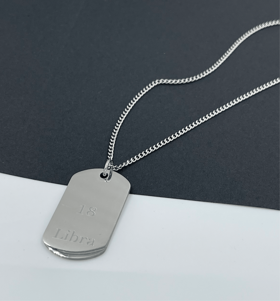 Collar con placa plateada personalizado