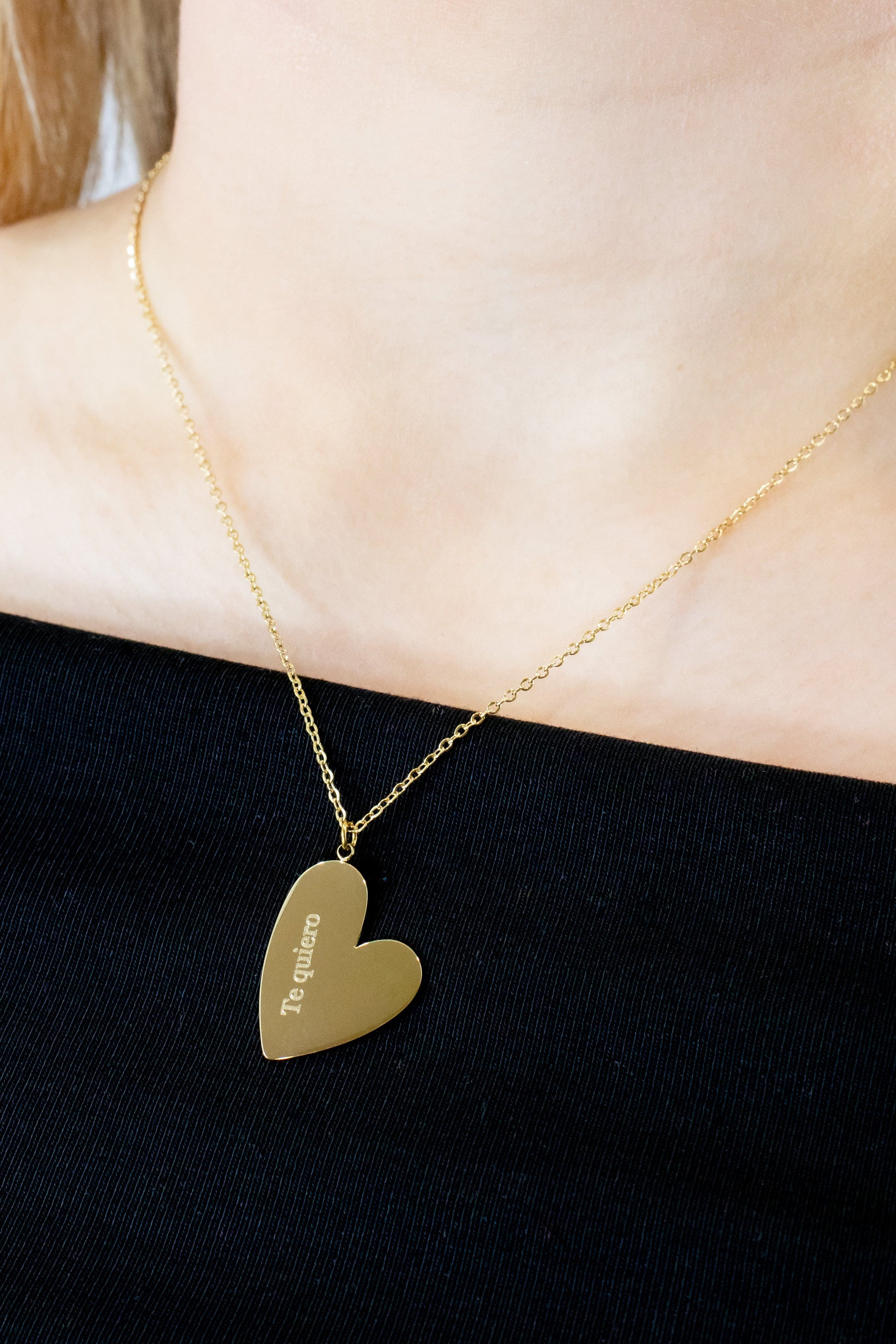 collar con forma de corazón dorado corto en el cuello escrito te quiero personalizado