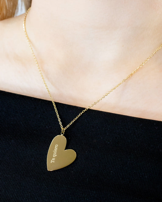 collar con forma de corazón dorado corto en el cuello escrito te quiero personalizado